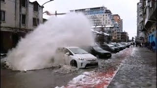 В Батуми прорвало магистральный водопровод и затопило центр города