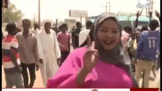 الشوارع في السودان تشهد إحتفالات جماهيرية قبل إذاعة بيان الجيش | تابع بث مباشر عبر الرابط في الأسفل