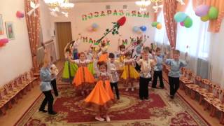 "Танец с цветами" исполняют дети подготовительной группы на утреннике 8 Марта.
