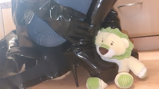 271 - Teddy trampling in Lack Overkneestiefel