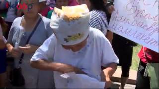 Участница митинга пыталась отрезать грудь