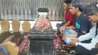 Makam guru besar iks pi kera sakti raden totong kiemdarto