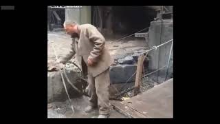 Сталевар засунул руку в расплавленный металл