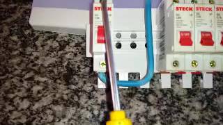 Como conectar o disjuntor geral aos disjuntores secundários de um QDC monofásico