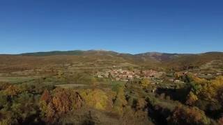 PINEDA DE LA SIERRA en Otoño desde un drone