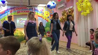 Зажигательный танцевальный батл: "Родители против детей". Выпускной в детском саду в стиле 90 - ых.