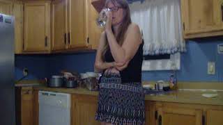 Alicia talking to ya while cleaning the kitchen. (There's a DIRTY FEET TREAT for ya AT THE  END.)