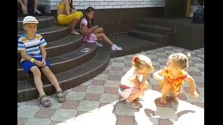 Кыш муха - улетай. Танец в исполнении наших маленьких "мошек"