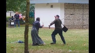 Мгновенная карма! Цыганка на костылях не ушла от ответа/Mad gypsy fight in a park/Instant karma
