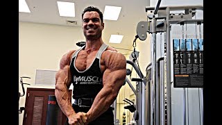 6 MEILLEURS EXERCICES DE MUSCULATION POUR DES EPAULES EN 3D ET POSING MEN'S PHYSIQUE EN BONUS !