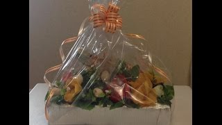 Украшаем бутылку цветами из гофрированной бумаги с конфетами