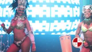 Show de mulatas e bateria de escola de samba em casa noturna