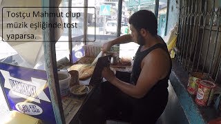 Adana'ya özgü  tostçu Mahmut clup müzik eşliğinde tost yaparsa,Barbaros mahallesinden korkan kuzen