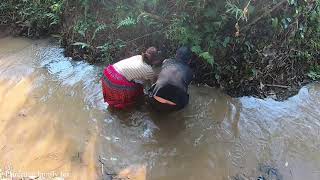 Primitive family: Slap water catch fish