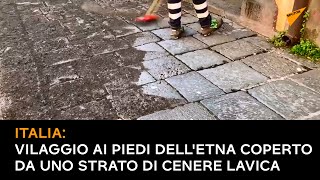 Italia: vilaggio ai piedi dell'Etna coperto da uno strato di cenere lavica
