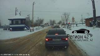 Поезд сбил парня на переезде в Кемерове
