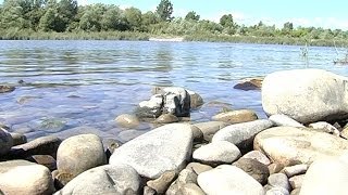 П'яні водії вивозять гравій з річки Прут