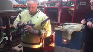 Stravers Shoes - How we make pumps in Europe - Placing soles under heels