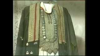 БРГИ №1. Башкирский костюм в музее школы. 1990г.
