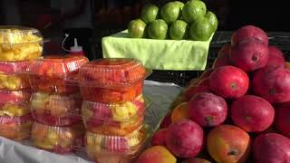 JOVEN EMPRENDEDOR SE GANA LA VIDA CON LA VENTA DE FRUTAS