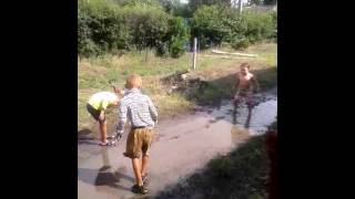 Купание детей в луже. Смотреть всем!!!