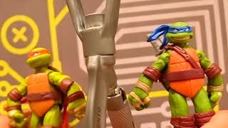 Черепашки Ниндзя и Джокер на скалодроме! Видео с игрушками .