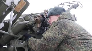 Ветеран Великой Отечественной войны стреляет из гаубицы «Мста-Б» под Кемеровом