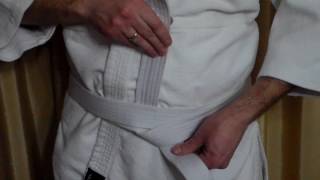 Как завязать пояс кимоно плоским узлом.
