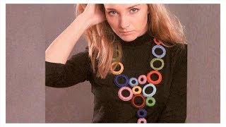 Колье из разноцветных колец крючком