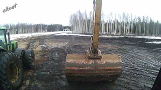 Работа экскаватора с прямым ковшом. Укладка торфа в штабеля.