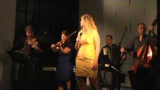 S'iz Finster in Gas, Shtetl Band Amsterdam and Lucette van den Berg Yiddish Village Klezmer