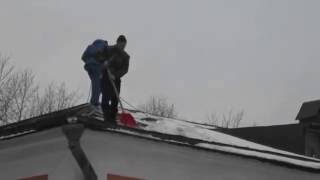 Уборка снега с крыши