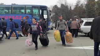 Прибытие автобусов с беженцами из Нагорного Карабаха в Степанакерт