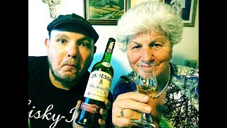 Großmutter trinkt zum ersten Mal Whisky (Jameson 12 Jahre Distillery Edition)
