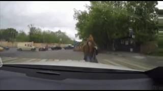 Девушка вырубила с одного удара