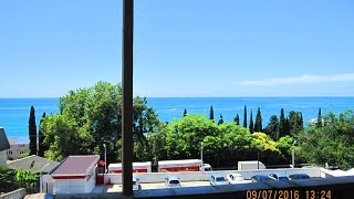 Деревянные домики в Лоо на берегу моря