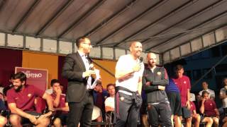 Monchi saluta i tifosi dal palco