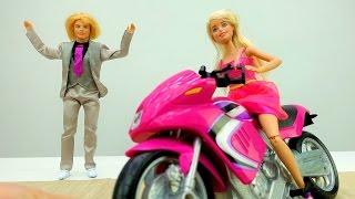 Кен дарит Барби мотоцикл на 8 марта. Игры для девочек