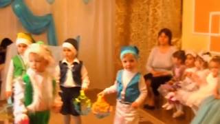 Саша на новогоднем утреннике в костюме гномика рассказывает стих!