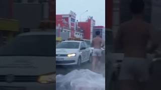 ШОК!!!ГОЛЫЙ МУЖИК БЕГАЕТ ПО ГОРОДУ УРАЛЬСК!В МОРОЗЕ 40 ГРАДУСОВ С ТРУСИКАМИ БЕЖИТ ПО УЛИЦЕ С ДЕВОЧКА