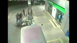 трое мужчин избили одного парня и чуть не умирает