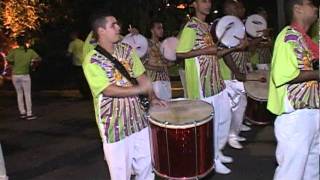 Show Bateria Escola de Samba e Mulatas em Carnaval de Rua - Apito de Mestre Bateria de Samba Show