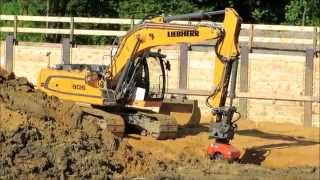 Bagger LIEBHERR 906 belädt Laster und mit Rüttelplatte MTS V10 - Soeren66
