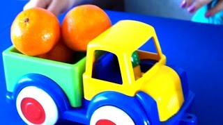 Грузовик везет фрукты в магазин. Мультик с игрушками