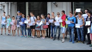 Флешмоб массового поздравления с днем рождения на Никольской