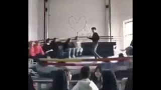 Китаец делает трюки на карусели