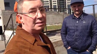 Сотрудники УК Домкомфорт, телами защищают входы в подвалы