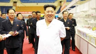 북한 김정은, 생필품 품평회장 시찰…김여정 수행