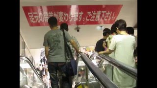 JR大阪駅 環状線ホームへのエスカレーター  Escalators for Paltform 1 and 2 at JR Osaka station 25th July,2011