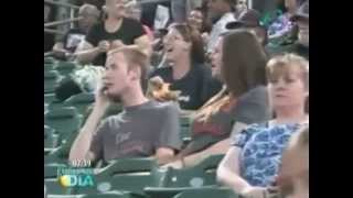 "Kiss cam" provoca el enojo de una mujer al no recibir  beso de su novio / The Best Kiss Cam